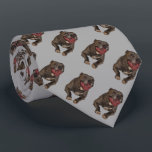 ピットブルタイ ネクタイ<br><div class="desc">このネクタイは、Sargeという名前のブルーノーズピットブルのハンサムな写真を示している。大きな口から長い舌を出ぶら下がったし、彼の唇をコミカルなピットブルスマイルに引っ張り戻す。このネクタイは、この優れた、しばしば誤解される犬の種類の愛情のある自然、強さ、ロイヤリティ、勇気、およびエネルギーを知っているすべてのピットブル愛好家に最適である。</div>