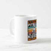 ピットブル注意 キスが来る ヴィンテージ犬デザイン コーヒーマグカップ (正面左)
