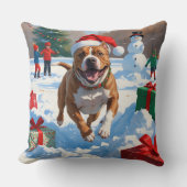 ピットブル走ドッグの雪とクリスマスハット クッション (正面)