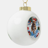 ピットブル走ドッグの雪とクリスマスハット セラミックボールオーナメント (左)