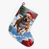 ピットブル走ドッグの雪とクリスマスハット ラージクリスマスストッキング (正面 (吊り時))