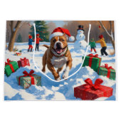 ピットブル走ドッグの雪とクリスマスハット ラージペーパーバッグ (正面)