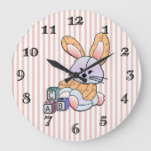 ピッパーソナライズされたクストライプの子供部屋アート – バニー ラージ壁時計 (正面)