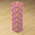 ピナピニャコラダプエルトリカパイナップルカクテル ワインギフトボックス<br><div class="desc">デザインはプエルトリコのトロピカルカクテルであるピニャコラーダのオリジナルイラストレーションを備え人気がある、ラム酒、パイナップル、ココナッツなどからなる。マラスキーノさくらんぼと紙ドリンクの傘をトッピング！このピナコラダミックスドリンクデザインは他の製品でも利用可能である。この店では追加の食プリントも多く用意されている。あなたは何を探しているか分からない？カスタマイ救済ズが必要な場合連絡お前のために何かデザインを持って。</div>