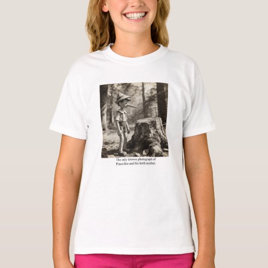 ピノキオと彼の母の唯一の知られた写真 Tシャツ (正面)