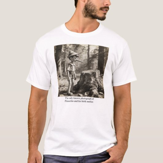 ピノキオと彼の母の唯一の知られた写真 Tシャツ (正面)
