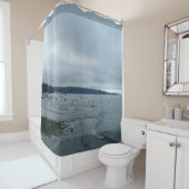 ピュージェットサウンドのビーチ上のカモメ シャワーカーテン (インサイチュ)