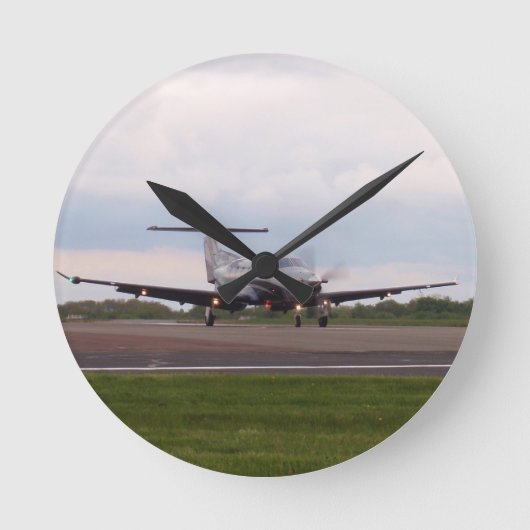 ピラタスPC 12 ラウンド壁時計 (正面)