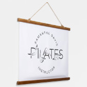 ピラティスのポーズ 吊り下げ型タペストリー (傾斜あり)