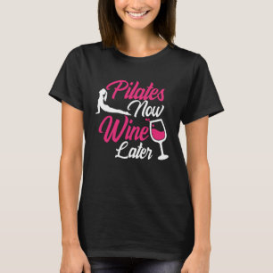 ピラティス今ワインの後にドリンカーことわざを飲む Tシャツ
