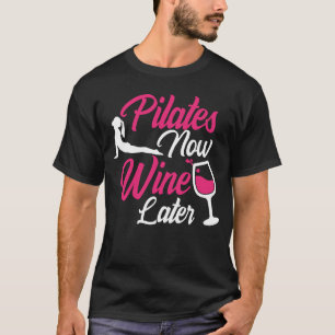 ピラティス今ワインの後にドリンカーことわざを飲む Tシャツ