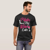 ピラティス今ワインの後にドリンカーことわざを飲む Tシャツ (正面フル)