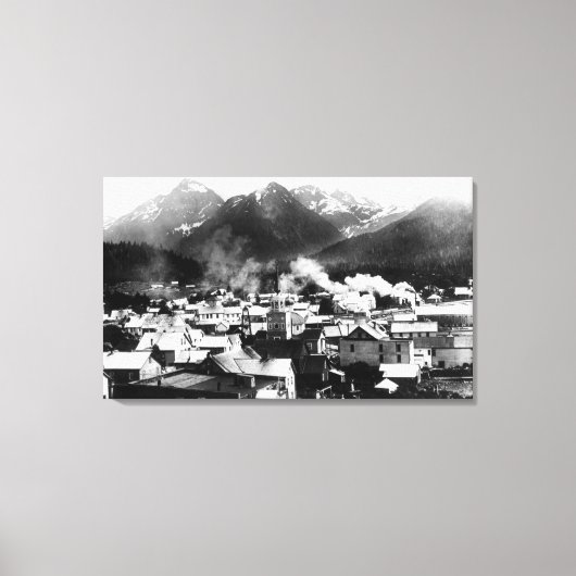 ピラミッドとアラスカのシトカの町並み キャンバスプリント (正面)