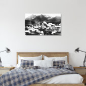 ピラミッドとアラスカのシトカの町並み キャンバスプリント (インサイチュ (寝室))