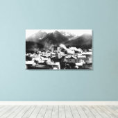 ピラミッドとアラスカのシトカの町並み キャンバスプリント (インサイチュ (ウッドフロア))