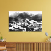 ピラミッドとアラスカのシトカの町並み キャンバスプリント (インサイチュ (リビング))