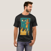 ピラミッドの前の漫画の男性 Tシャツ (正面フル)