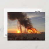 ピラミッドを燃やす、燃える男のはがき ポストカード (正面/裏面)