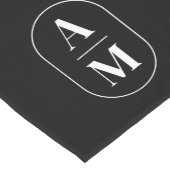 ピルモダンミニマルモノグラム – 白黒 ショートテーブルランナー (コーナー)