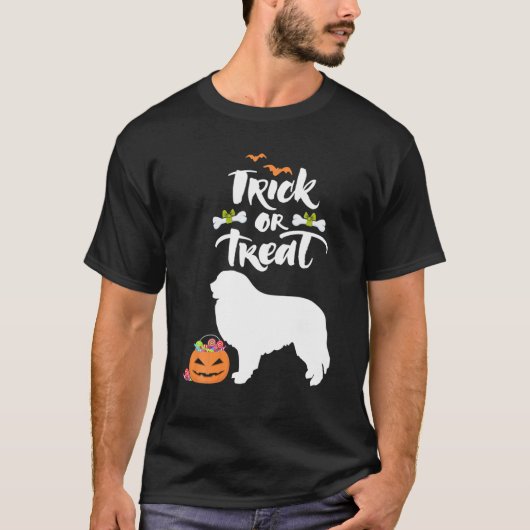 ピレネー犬素晴らしハロウィーンコスタムをトリックまたは治療 Tシャツ (正面)