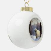 ピレネー素晴らしズが雪のクリスマスを過ごす セラミックボールオーナメント (左)