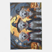 ピレネー素晴らしドッグスパンプキンハロウィンおもしろい キッチンタオル (縦)