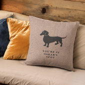 ピローおもしろいがダッチシュントのソファの場所を示す クッション