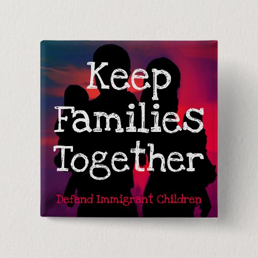 ピンにボタンをかけるために家族を一緒に保って下さい 缶バッジ (正面)