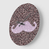 ピンクおもしろいの口きらきら光るひげとアニマルプリント模様 ラージ壁時計 (傾斜)