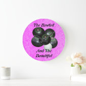 ピンクおもしろいの芝生のボウルは美しいデザインをボウリング。 ラージ壁時計 (ホーム)