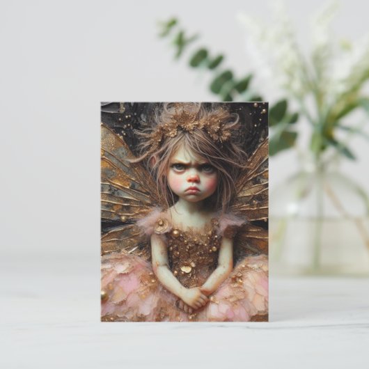 ピンクおもしろい色の不機嫌な妖精 ポストカード (スタンド正面)