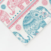 ピンクおよびティール(緑がかった色)民族象パターン フリースブランケット (角)