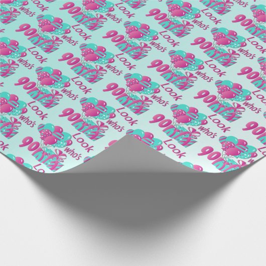 ピンクおよびトルコ石の第90誕生日の90はだれであるか見て下さい ラッピングペーパー (角)