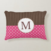 ピンクおよびブラウンの水玉模様のストライプなモノグラム アクセントクッション (正面)
