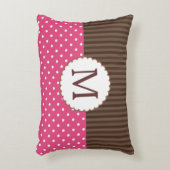 ピンクおよびブラウンの水玉模様のストライプなモノグラム アクセントクッション (正面(垂直))
