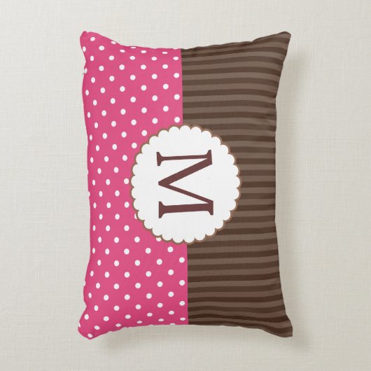 ピンクおよびブラウンの水玉模様のストライプなモノグラム アクセントクッション (正面(垂直))