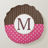 ピンクおよびブラウンの水玉模様のストライプなモノグラム ラウンドクッション (裏面)