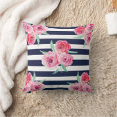 ピンクおよび濃紺の花柄の枕 クッション (ブランケット)