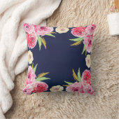 ピンクおよび濃紺の花柄の枕 クッション (ブランケット)