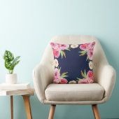 ピンクおよび濃紺の花柄の枕 クッション (椅子)
