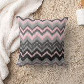 ピンクおよび灰色のイカットシェブロン クッション (ブランケット)