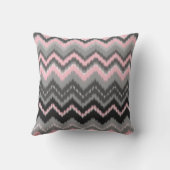 ピンクおよび灰色のイカットシェブロン クッション (裏面)