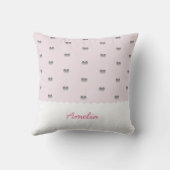 ピンクおよび灰色のハートパターン帆立貝の雲のモノグラム クッション (裏面)