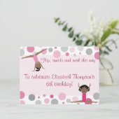 ピンクおよび灰色の体操のパーティーの黒い髪の女の子 招待状 (スタンド正面)