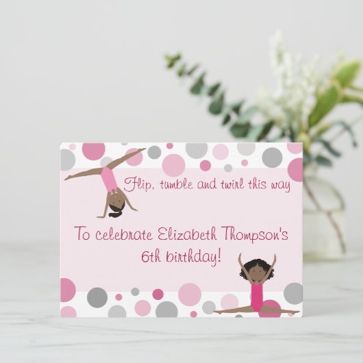 ピンクおよび灰色の体操のパーティーの黒い髪の女の子 招待状 (スタンド正面)
