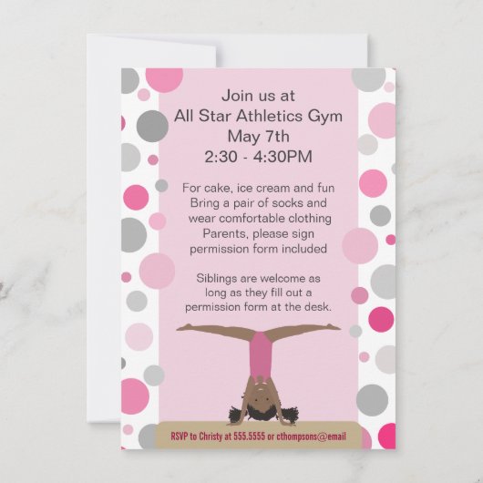 ピンクおよび灰色の体操のパーティーの黒い髪の女の子 招待状 (裏面)
