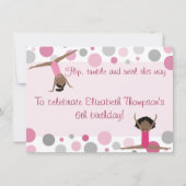 ピンクおよび灰色の体操のパーティーの黒い髪の女の子 招待状 (正面)