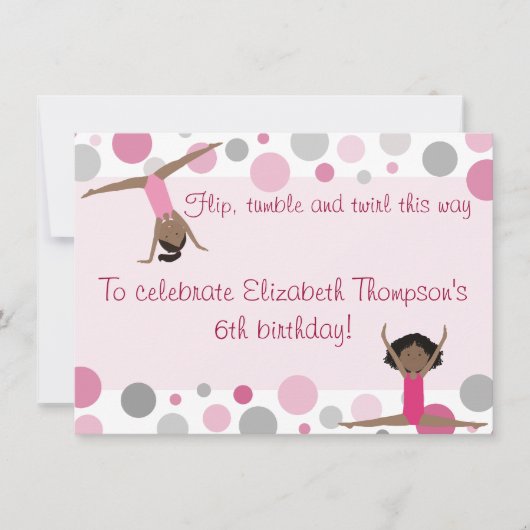 ピンクおよび灰色の体操のパーティーの黒い髪の女の子 招待状 (正面)