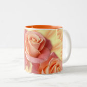 ピンクおよび珊瑚のバラ ツートーンマグカップ (正面右)