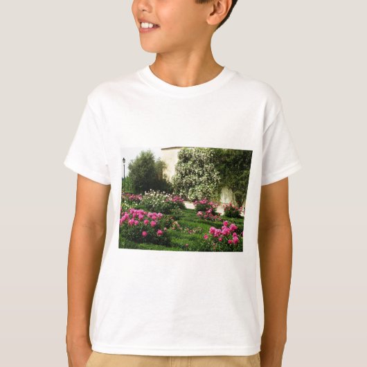 ピンクおよび白いバラの庭 Tシャツ (正面)